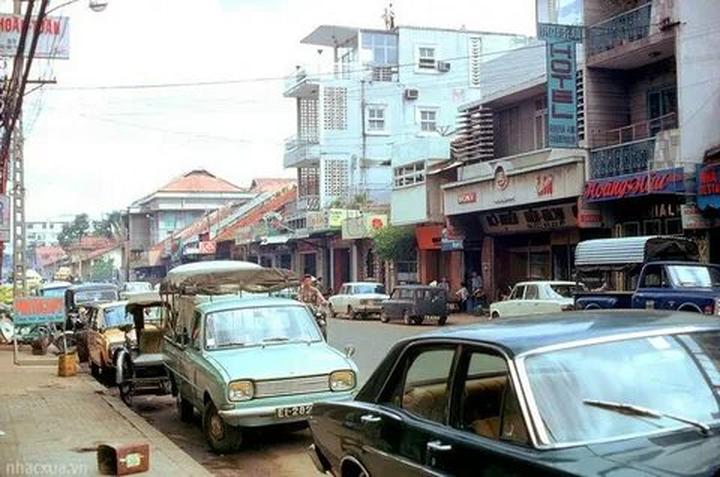 Áo sơ mi cổ bèo: Áo sơ mi cổ bèo là một trong những lỗi thời trong thời trang mà
