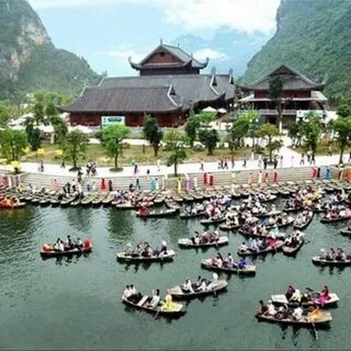 1. Áo hai dây bản mảnh: Áo hai dây bản mảnh tuy nhiên là một trong những mẫu áo khó